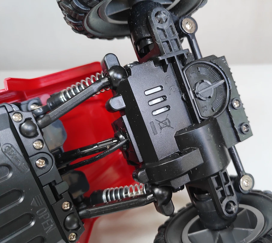 生產玩具汽車使用全自動鎖螺絲機的有什么優勢-訊博自動鎖螺絲機-多功能非標螺絲機_全自動視覺螺絲機_大型鎖螺絲機廠家